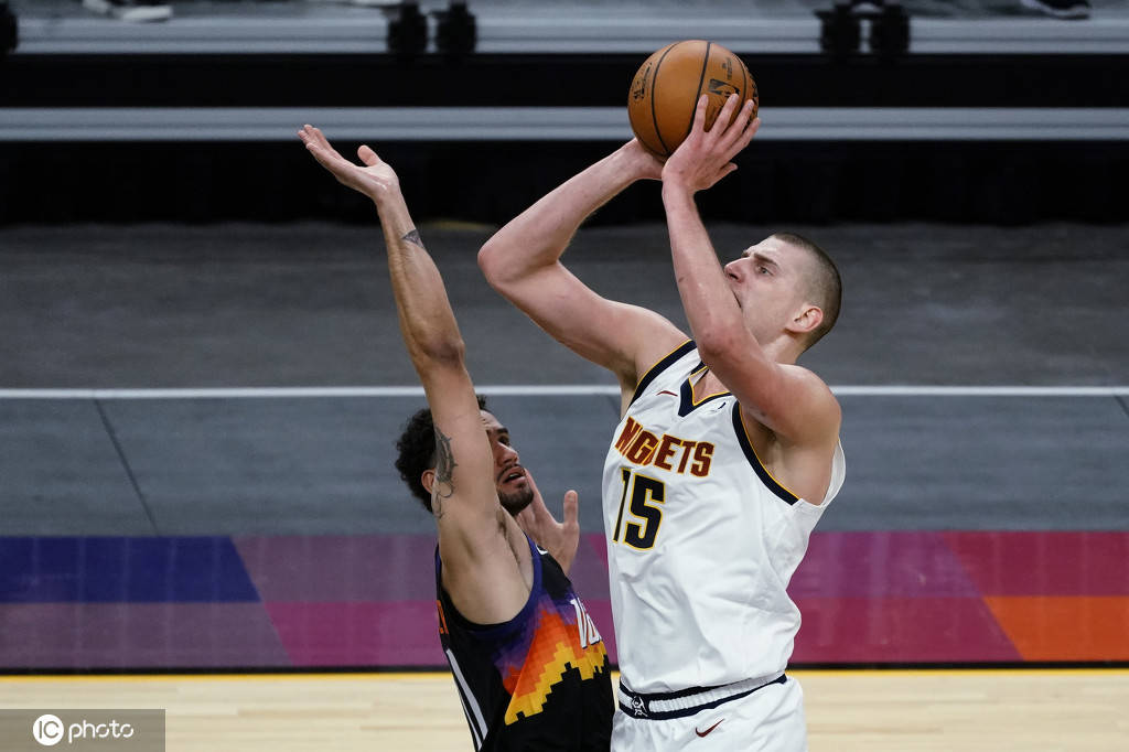 KY Game Card-科维托娃在掘金比赛中晋级菲尼克斯太阳远射贴柱备战NBA常规赛，网友：赛前曼联调整名单以备意大利杯的简单介绍